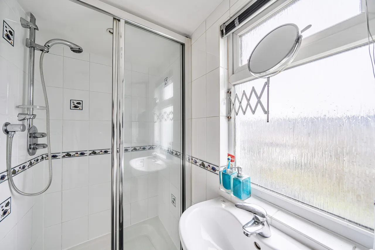 29 Manton Avenue, London, photo 6