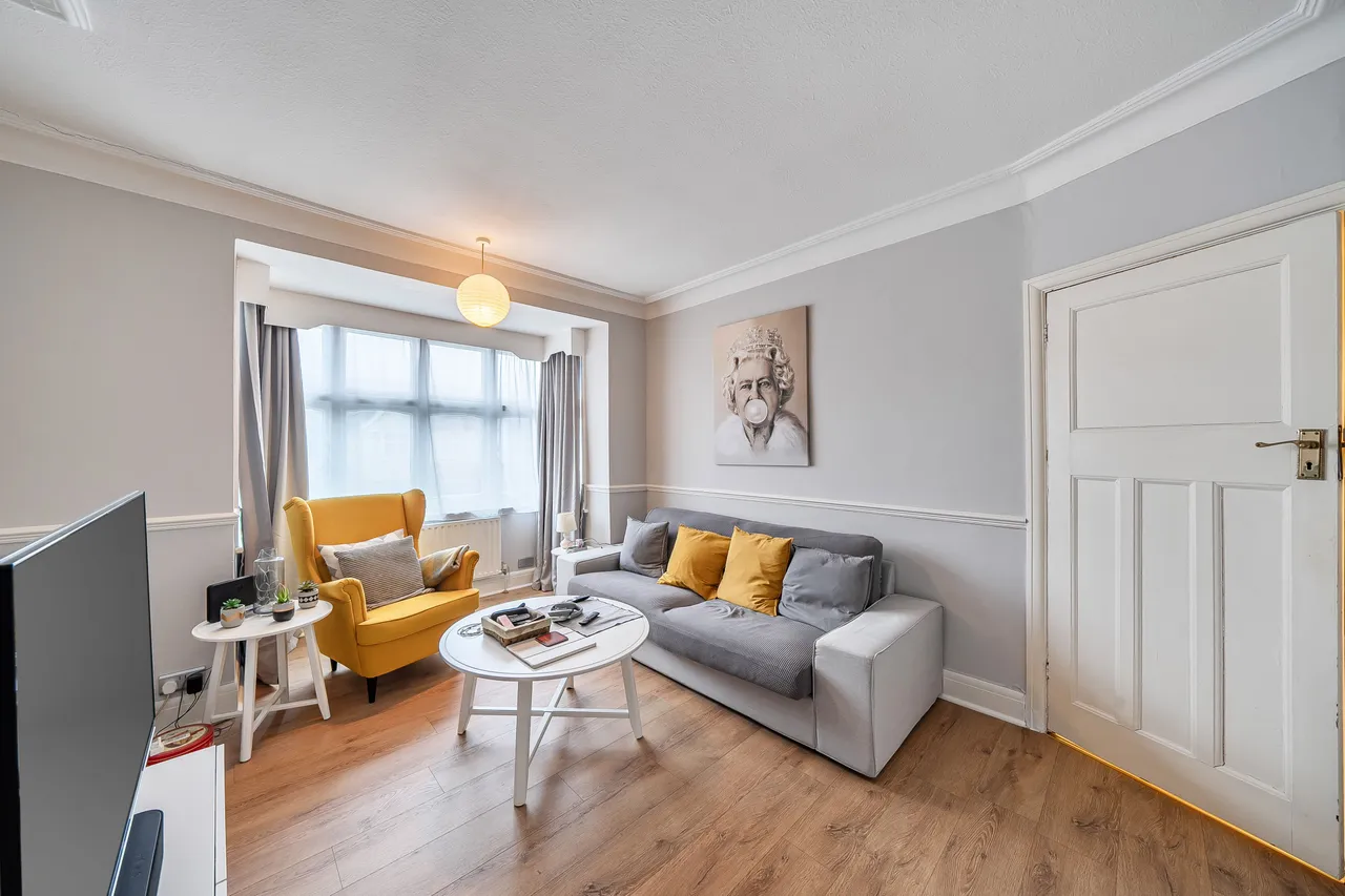 29 Manton Avenue, London, photo 2