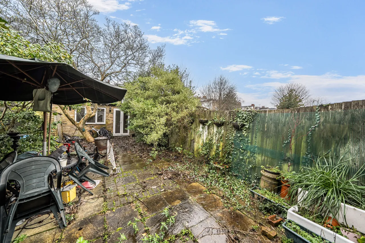 29 Manton Avenue, London, photo 10