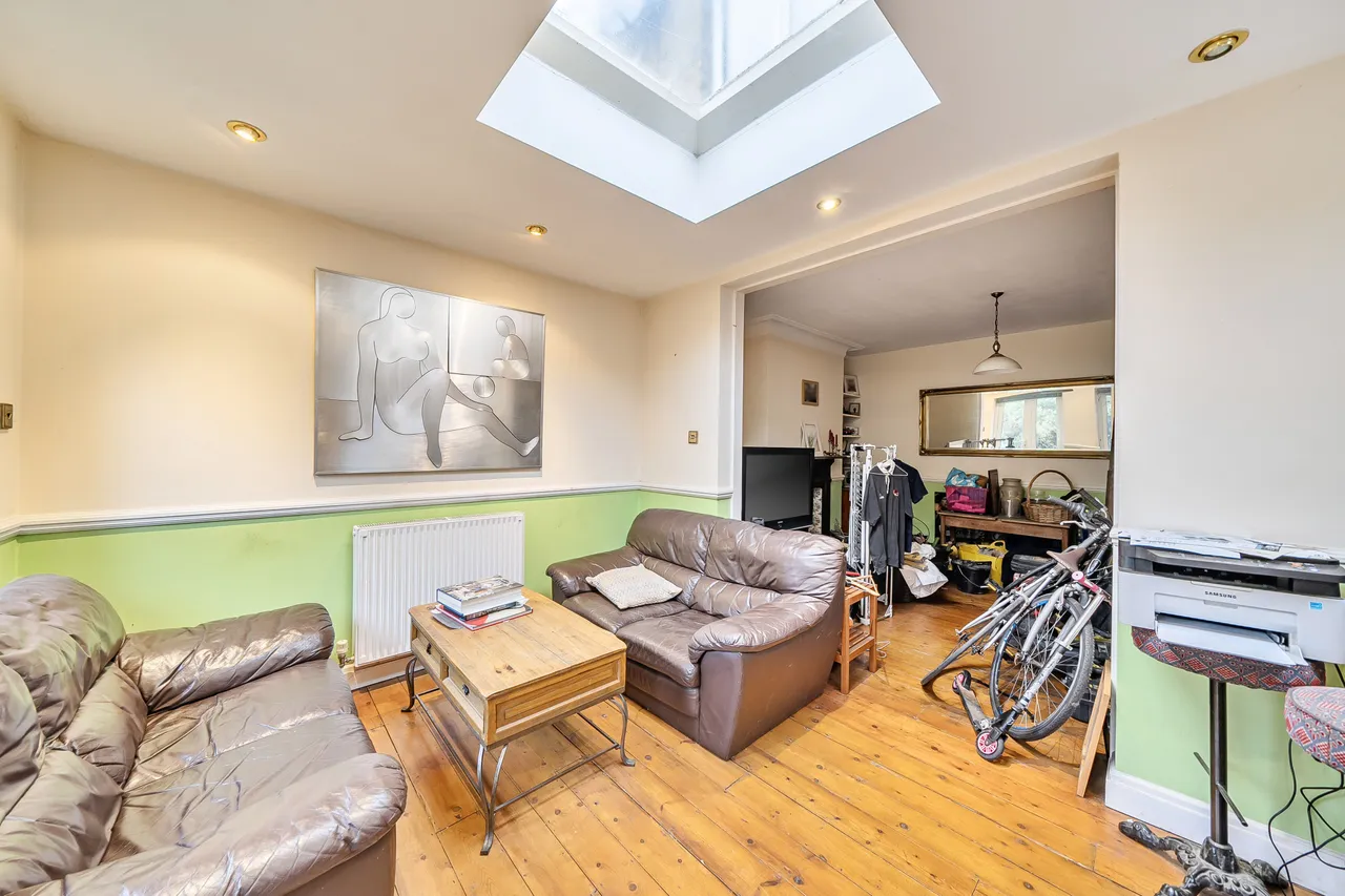 29 Manton Avenue, London, photo 9