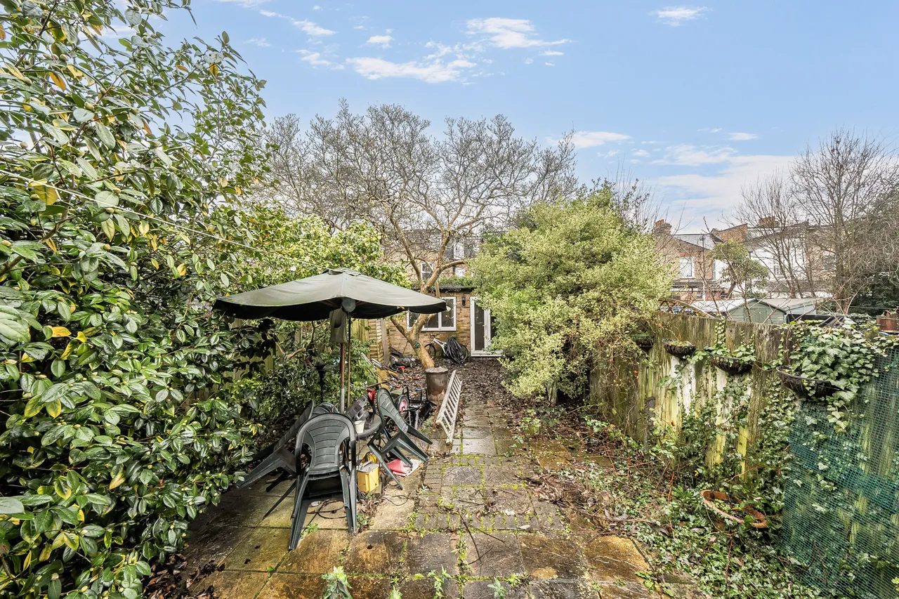 29 Manton Avenue, London, photo 4
