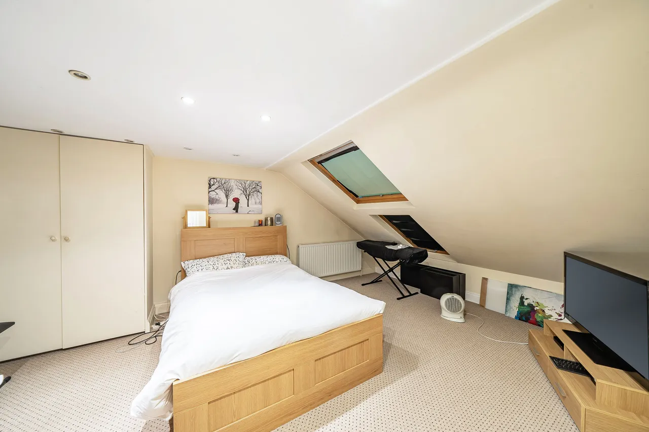 29 Manton Avenue, London, photo 5