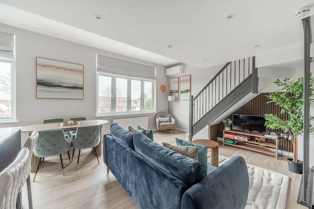3 bed flat to rent — Flat 3, 47 The Ridgeway, London
