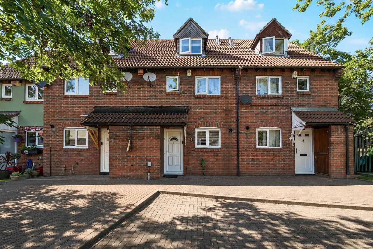 3 bed house for sale — Nickelby Close, SE28