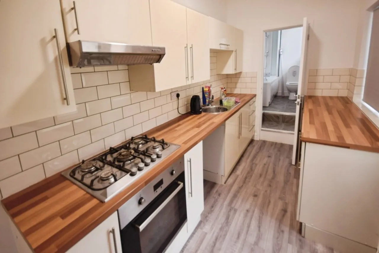 2 bed house to rent — Alastair Road, Oakhill