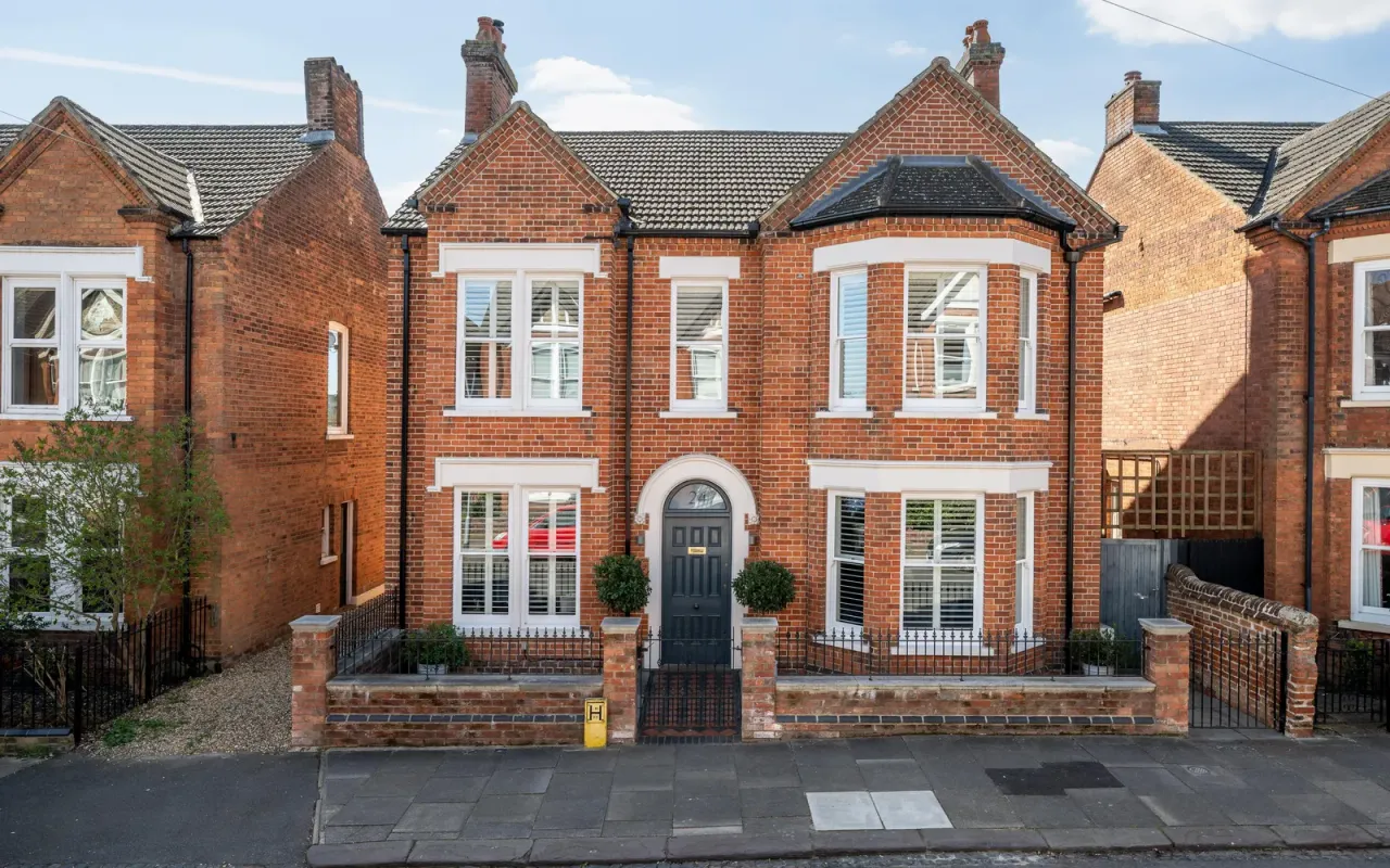 5 bed property for sale — Merton Road, Bedford