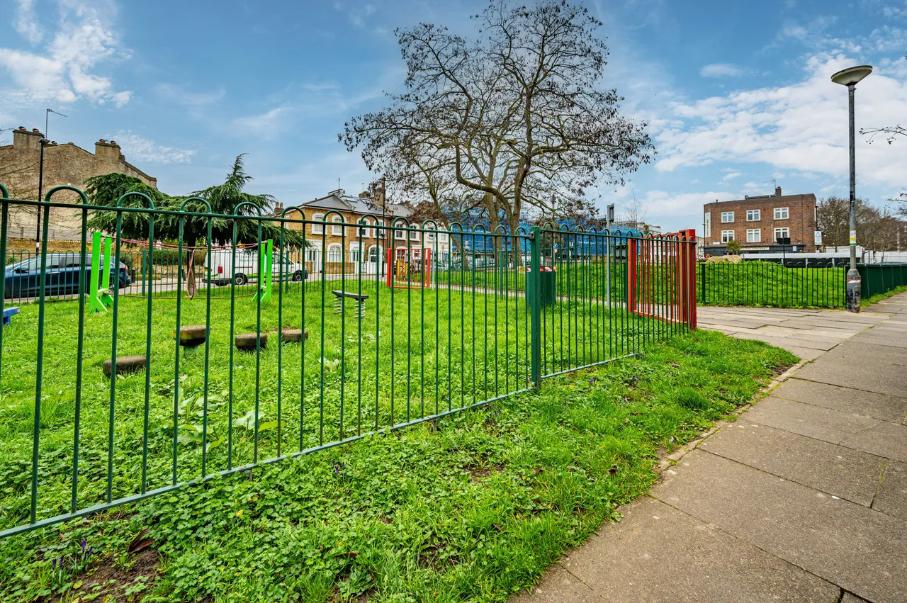 14 Ringmer Gardens, London, photo 10