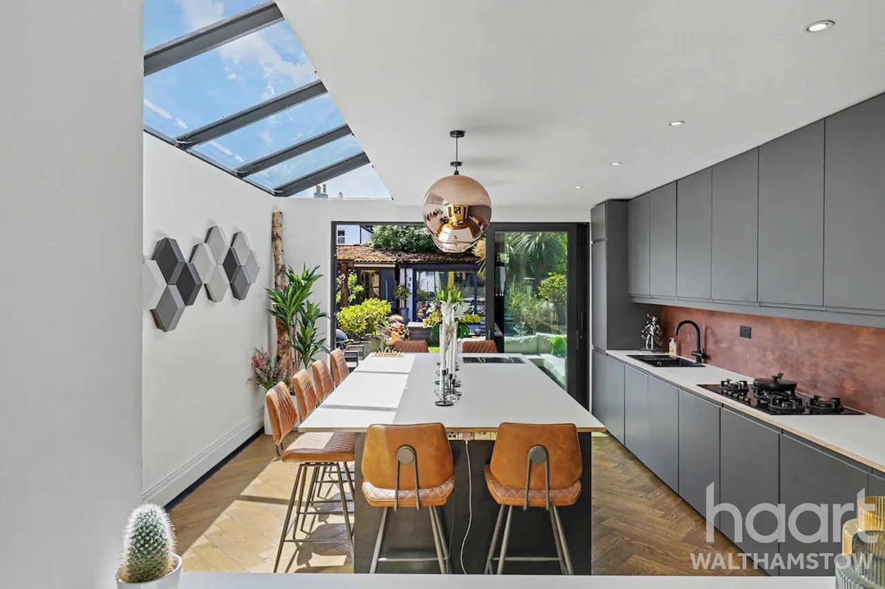Brookscroft Road, London, E17, photo 9
