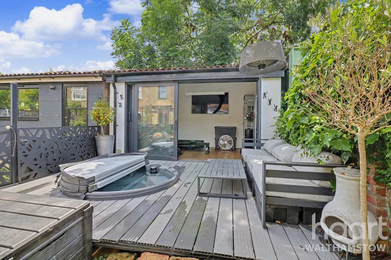 Brookscroft Road, London, E17, photo 24