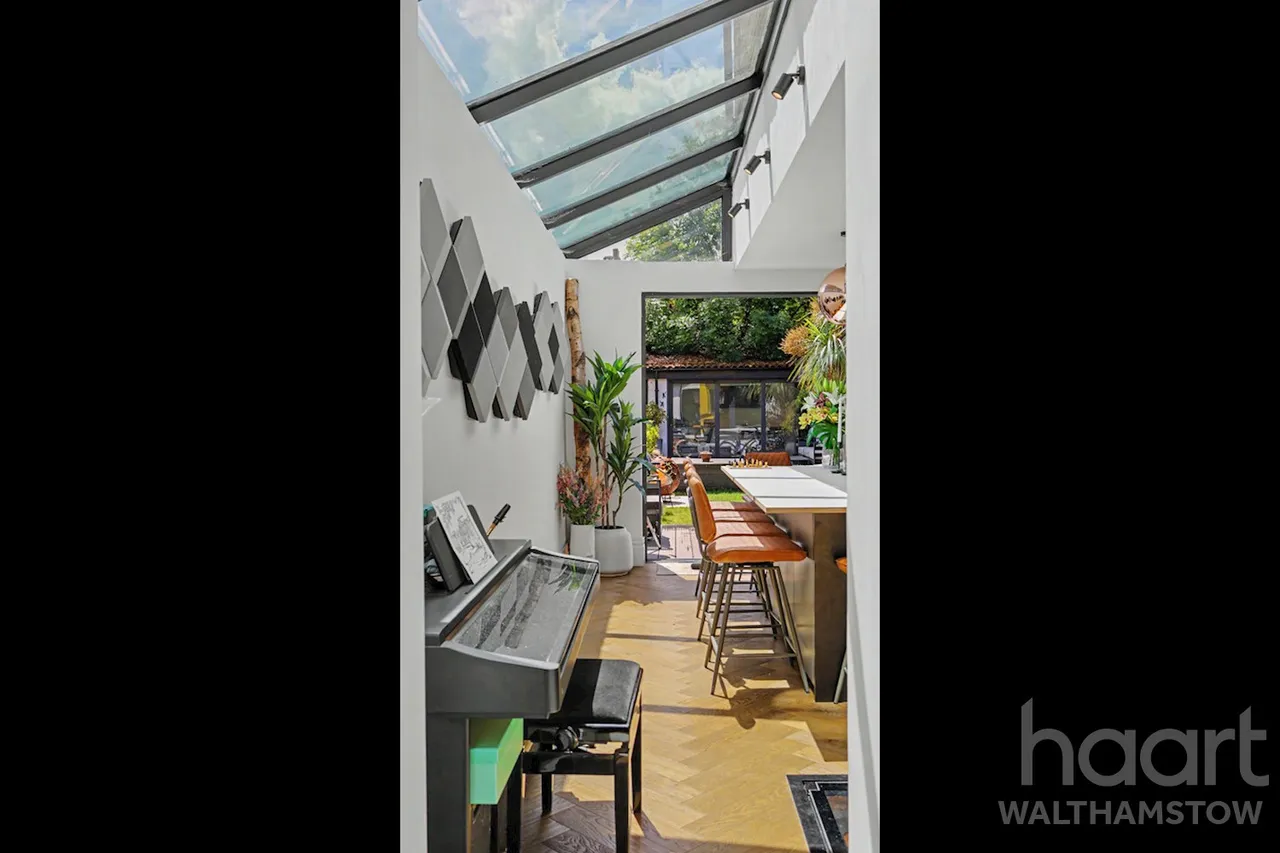 Brookscroft Road, London, E17, photo 10