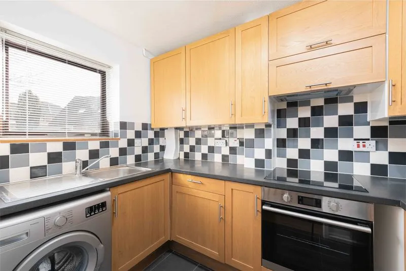 West Palace Gardens, Weybridge KT13 8PU, photo 2