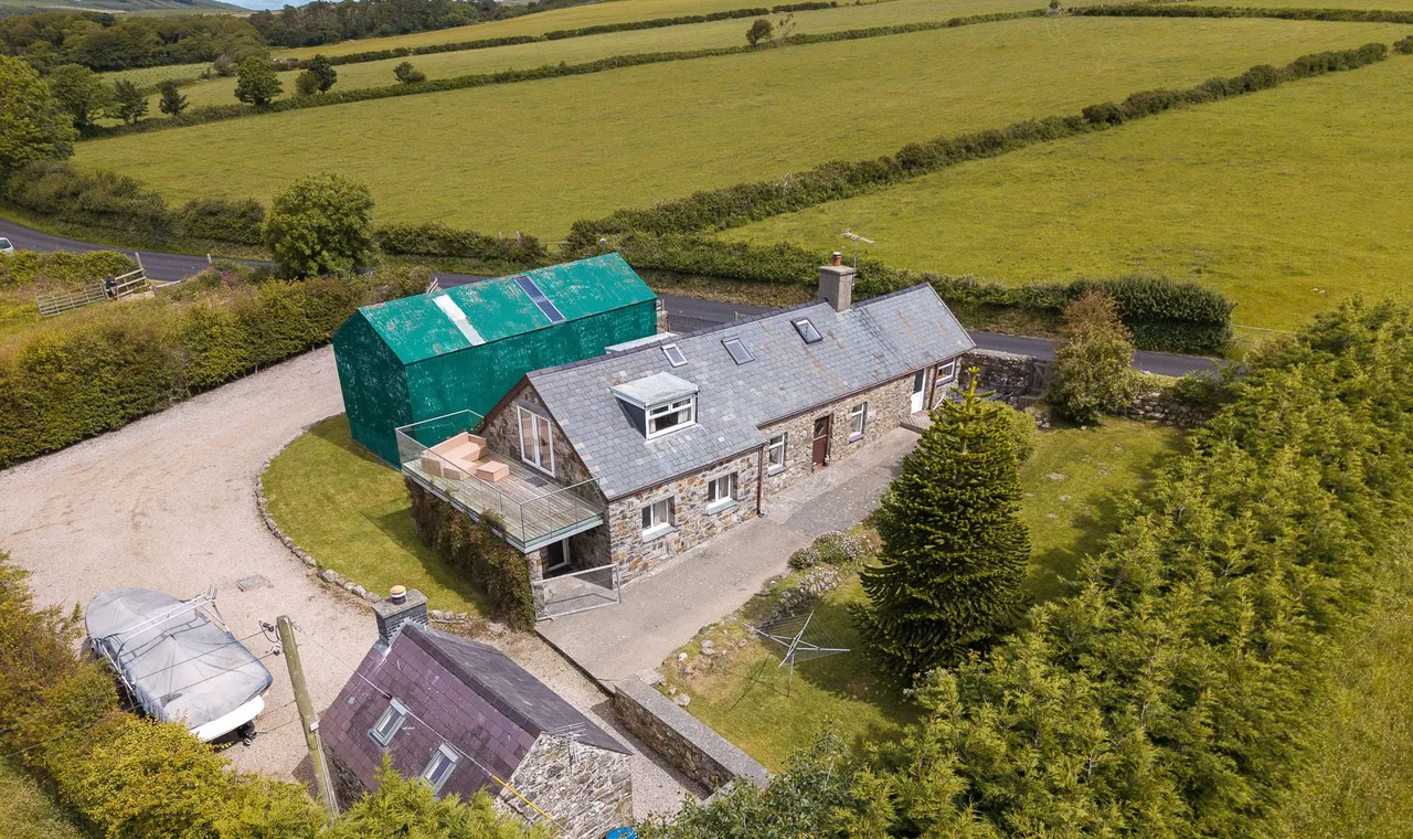 4 bed house for sale, Court Farm, Mynytho, LL53