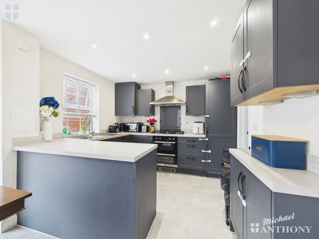 Sutton Grove, Kingsbrook, HP22, photo 13