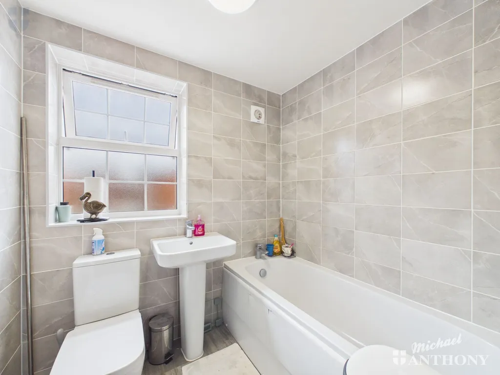 Sutton Grove, Kingsbrook, HP22, photo 12