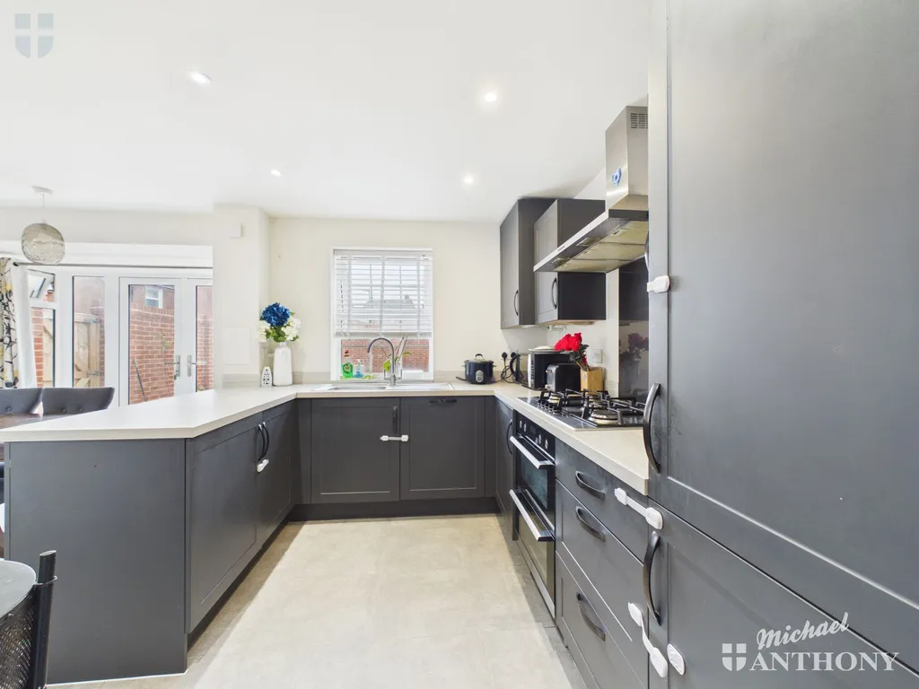 Sutton Grove, Kingsbrook, HP22, photo 4