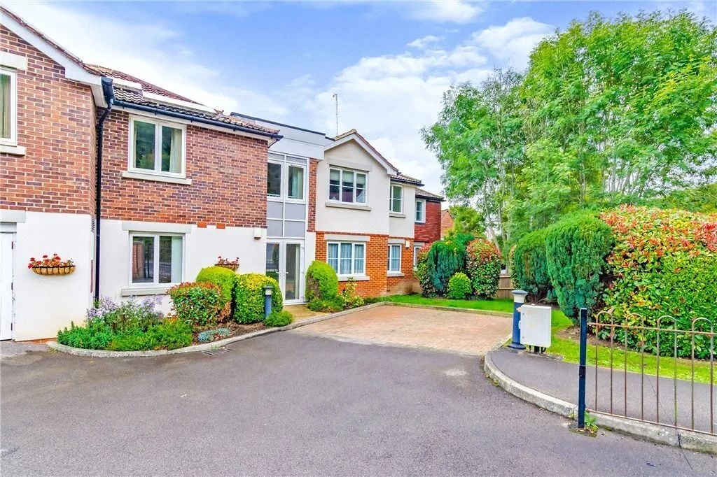 1 bed flat for sale — Dene Court, Stafford Road, Caterham, CR3