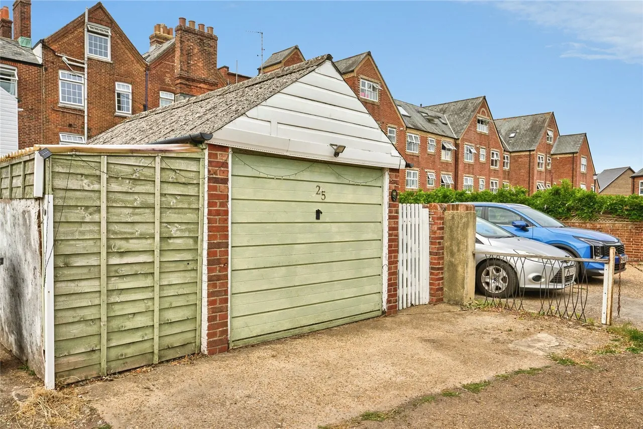 Carisbrooke Road, Newport, PO30, photo 22