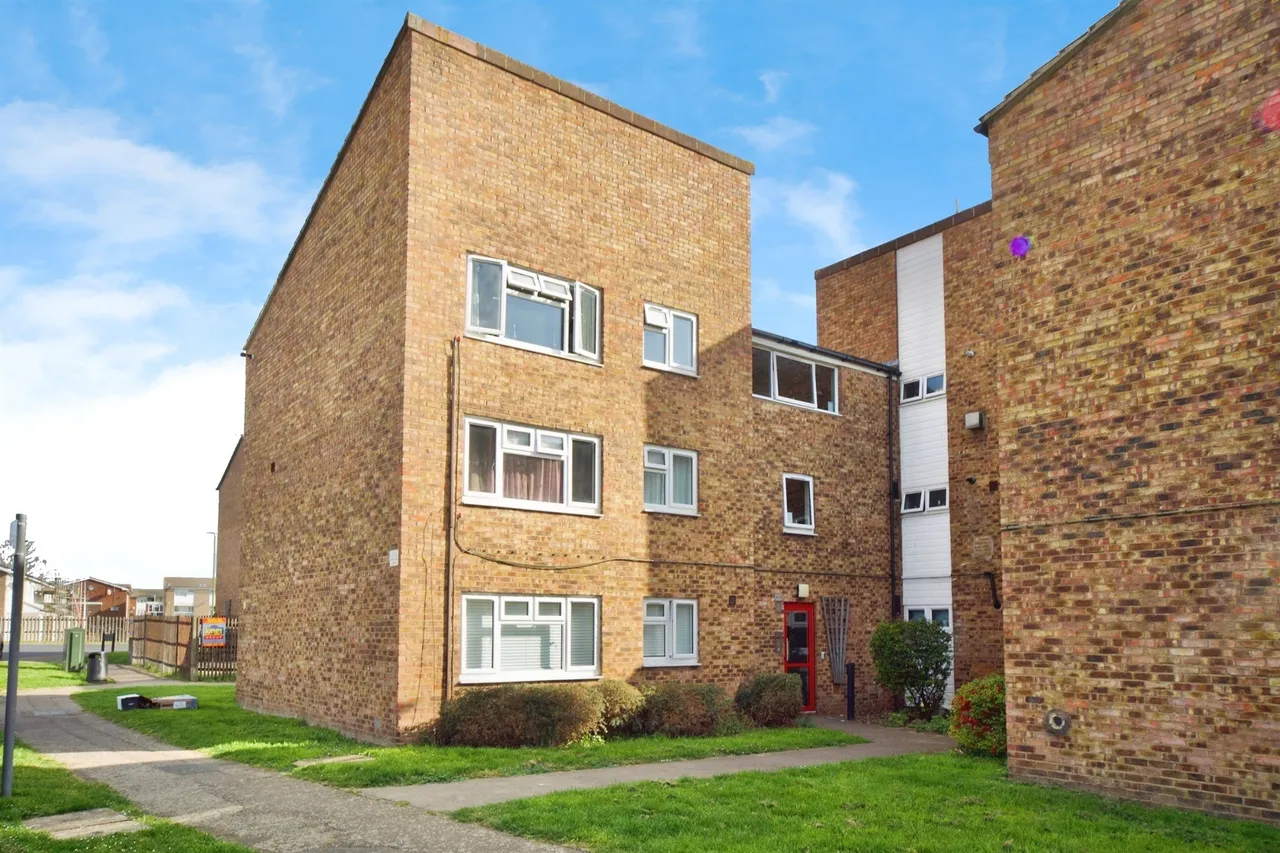 2 bed flat for sale — Rowan Drive, Broxbourne