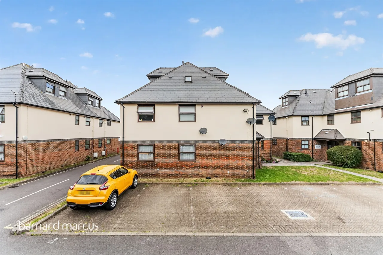 2 bed flat for sale, Grove Road, Mitcham, CR4
