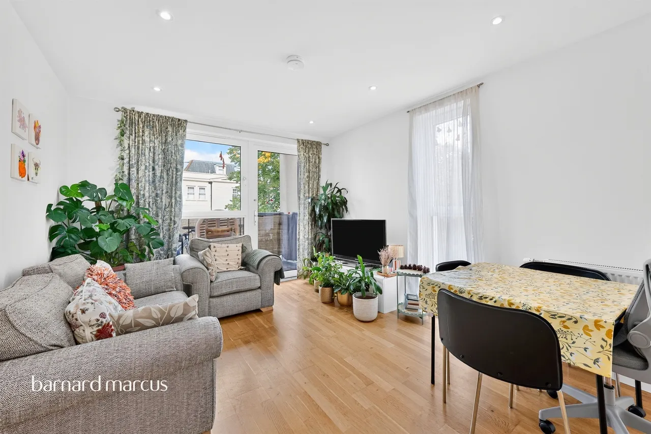2 bed flat for sale — Manor Lane, Feltham