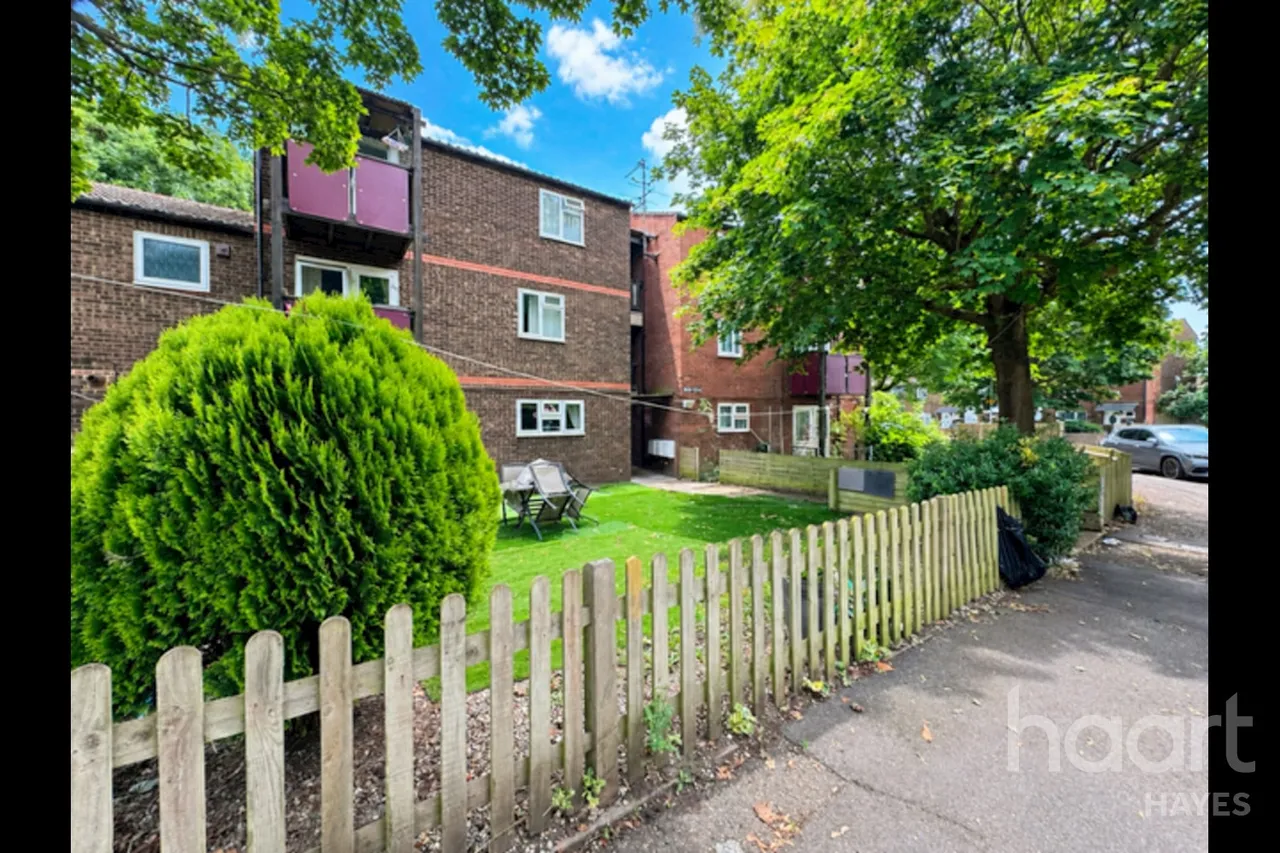 Maple Close, Hayes, UB4, photo 2
