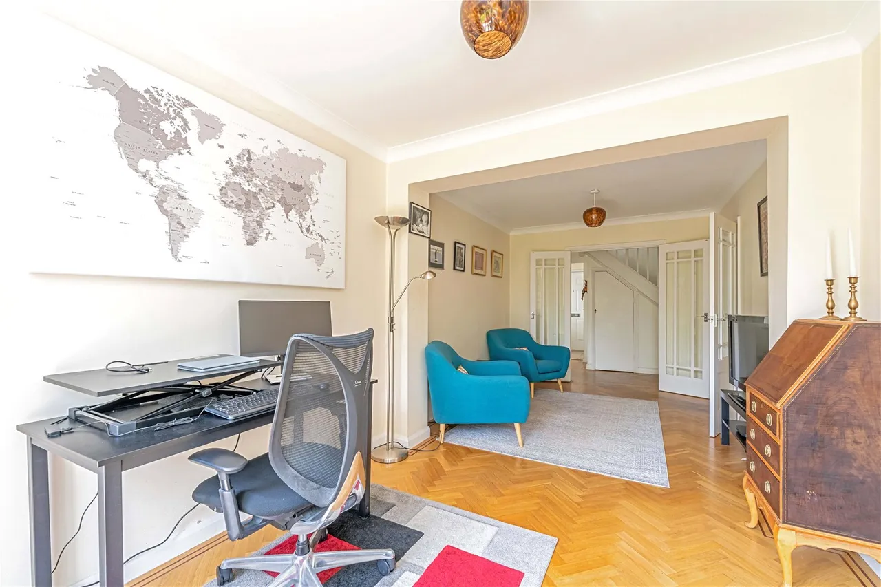 Pine Wood, Sunbury-On-Thames, TW16 6SG, photo 6