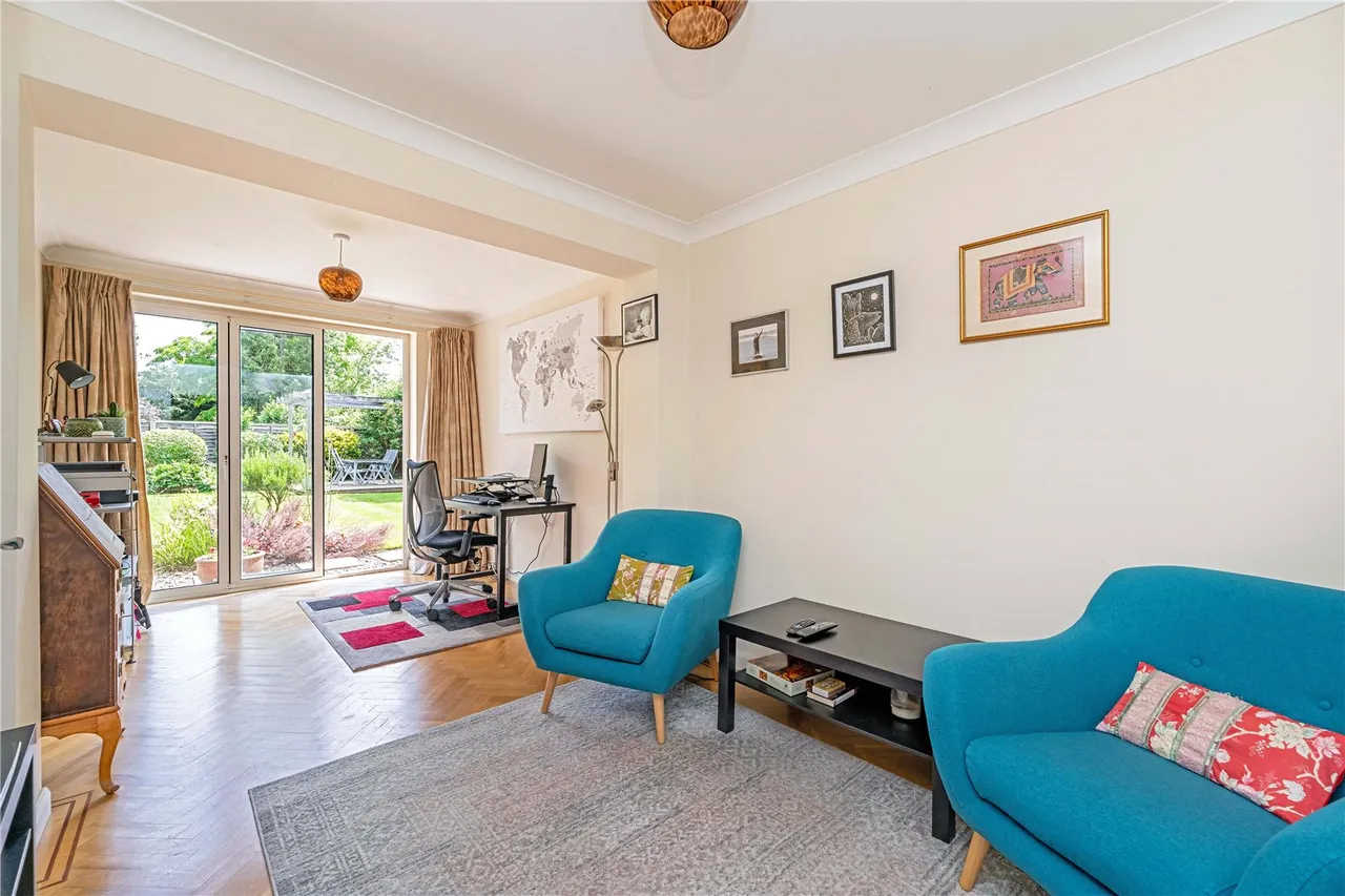Pine Wood, Sunbury-On-Thames, TW16 6SG, photo 5