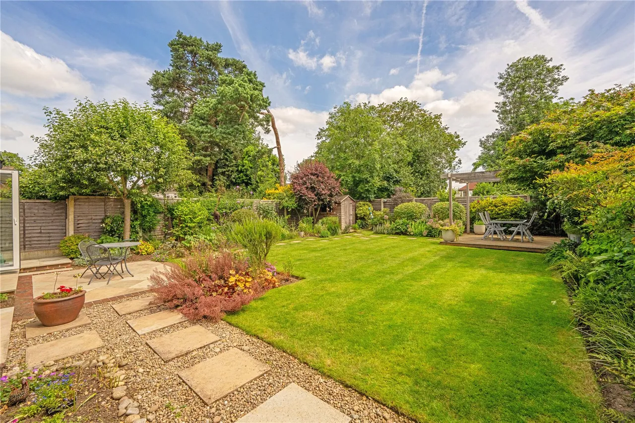 Pine Wood, Sunbury-On-Thames, TW16 6SG, photo 15