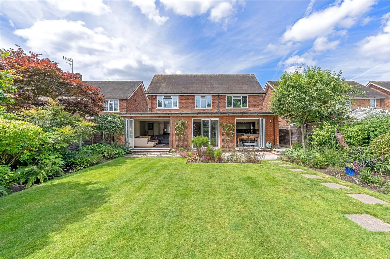 Pine Wood, Sunbury-On-Thames, TW16 6SG, photo 2