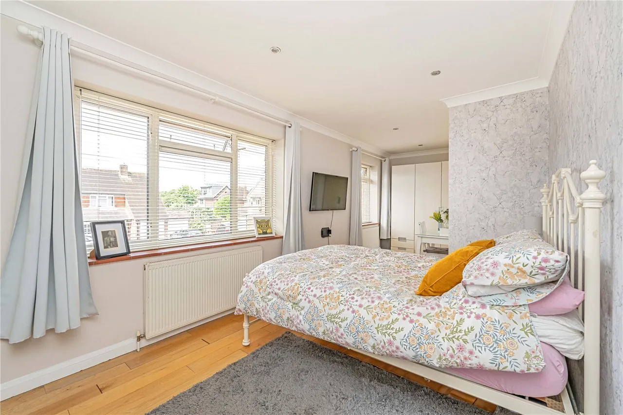 Pine Wood, Sunbury-On-Thames, TW16 6SG, photo 9