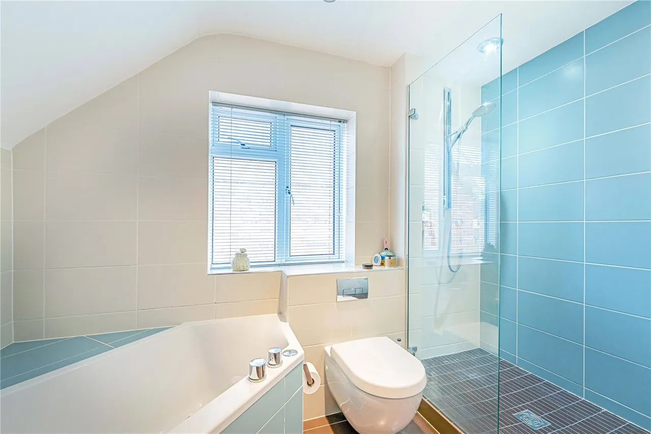 Pine Wood, Sunbury-On-Thames, TW16 6SG, photo 13