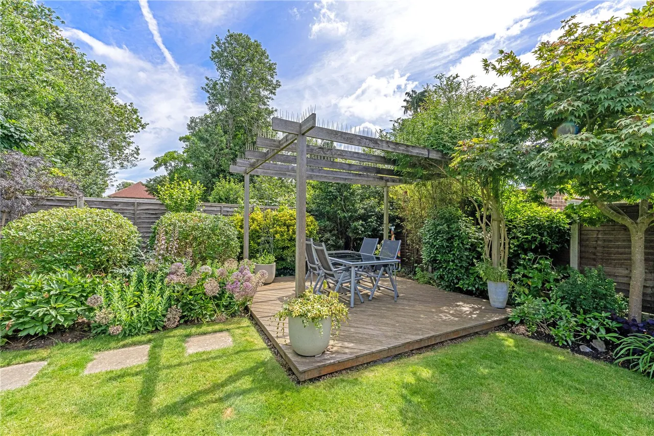 Pine Wood, Sunbury-On-Thames, TW16 6SG, photo 14