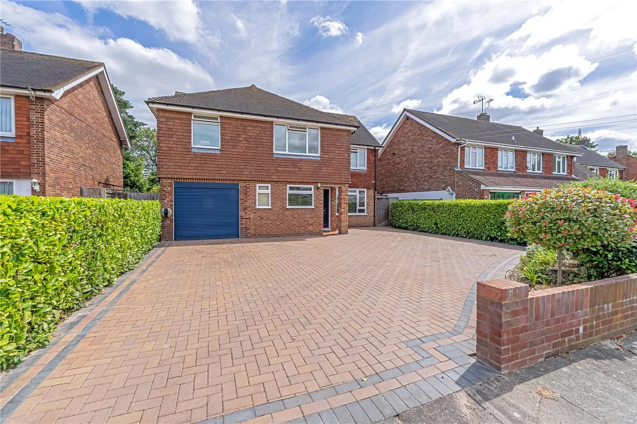 4 bed house for sale — Pine Wood, Sunbury-On-Thames, TW16 6SG