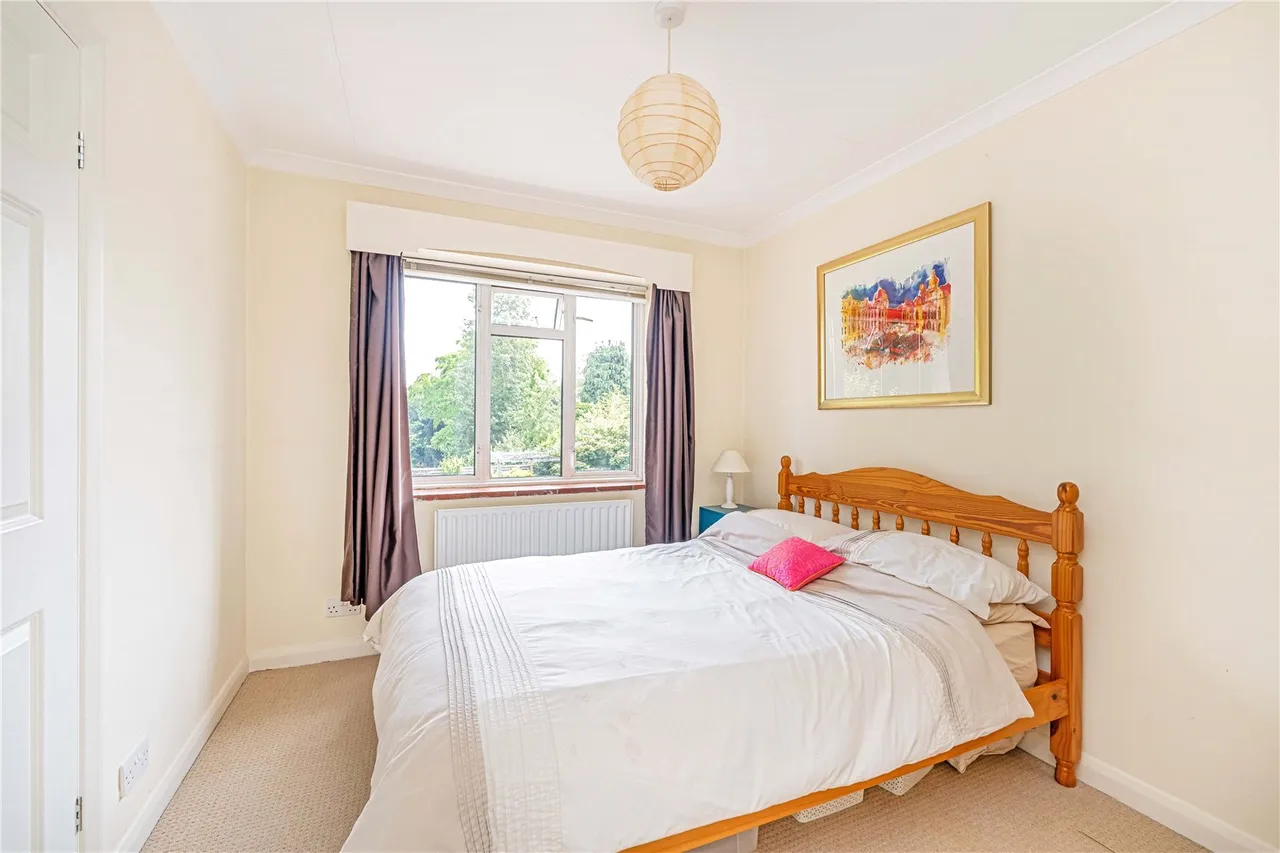 Pine Wood, Sunbury-On-Thames, TW16 6SG, photo 11