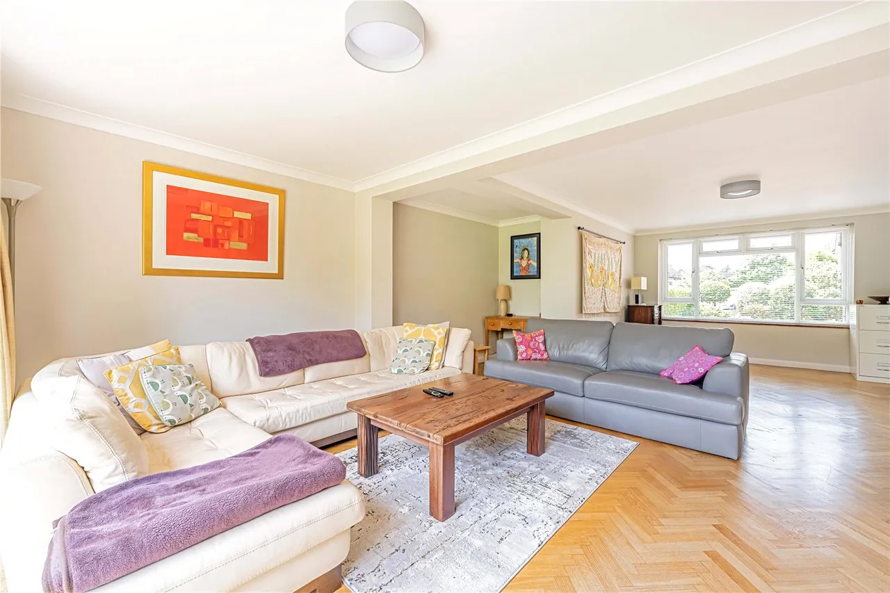 Pine Wood, Sunbury-On-Thames, TW16 6SG, photo 3
