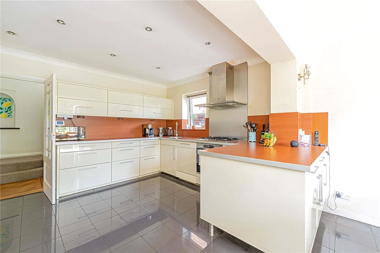 Pine Wood, Sunbury-On-Thames, TW16 6SG, photo 7