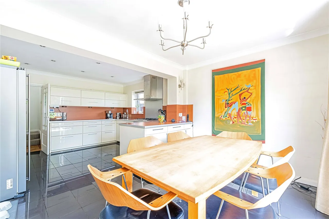 Pine Wood, Sunbury-On-Thames, TW16 6SG, photo 8