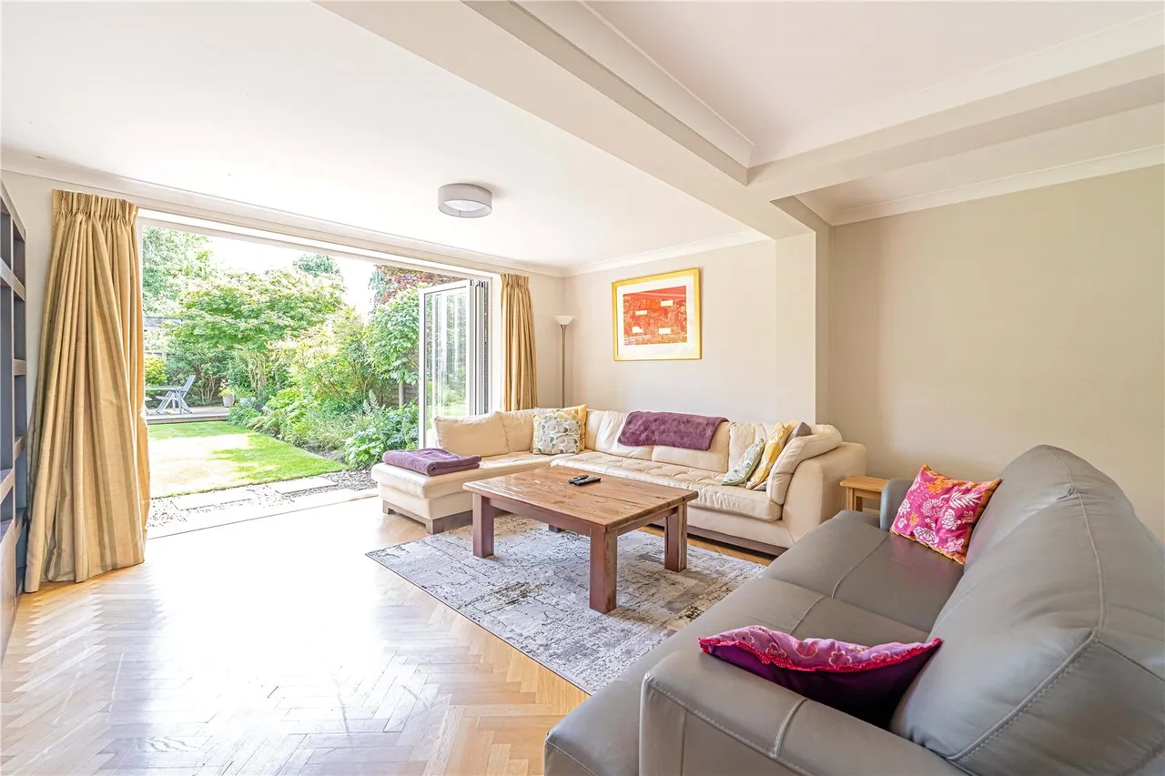 Pine Wood, Sunbury-On-Thames, TW16 6SG, photo 4