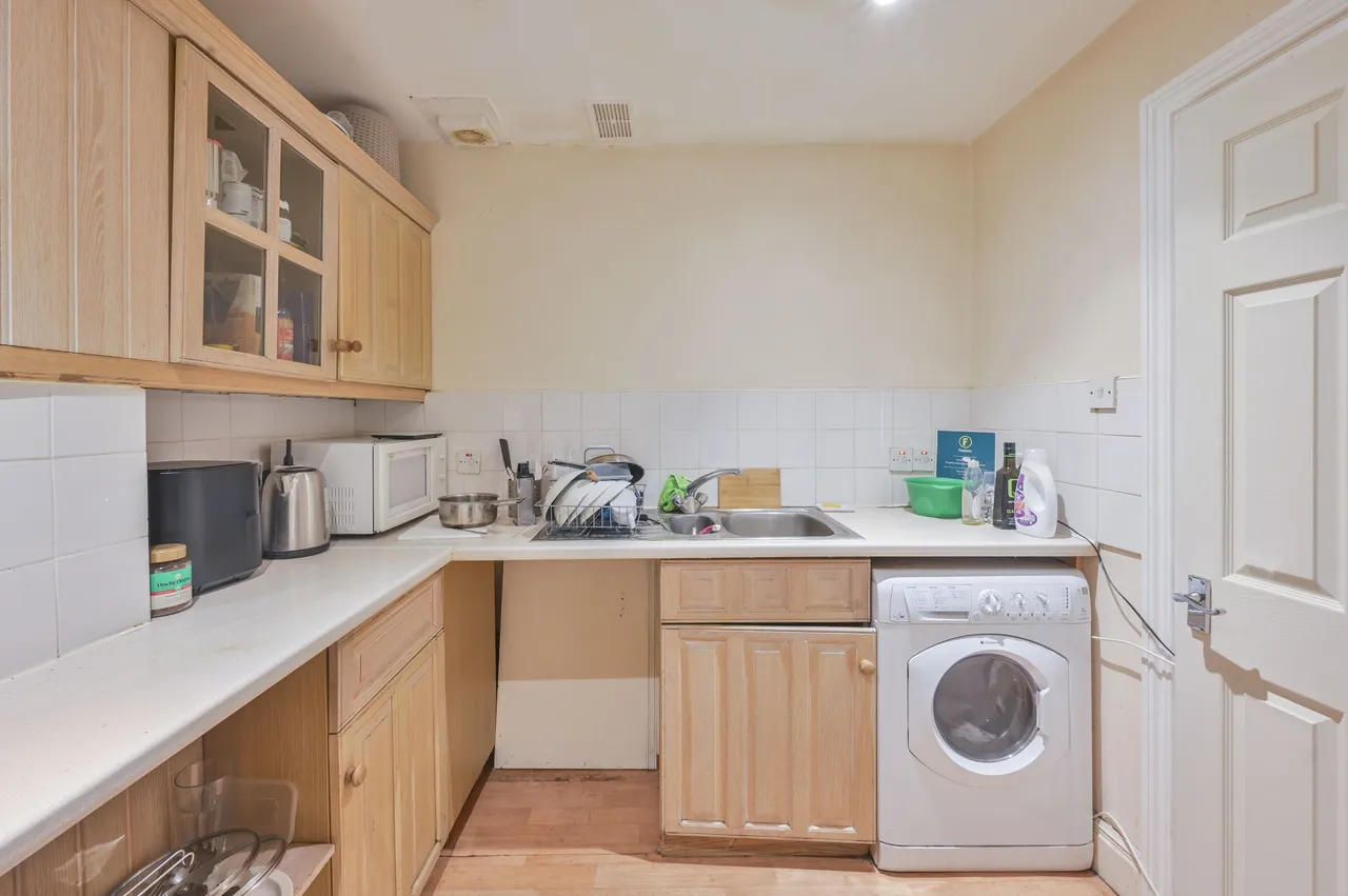 3 bed flat to rent — Flat 15, 42-43 Emperors Gate, London