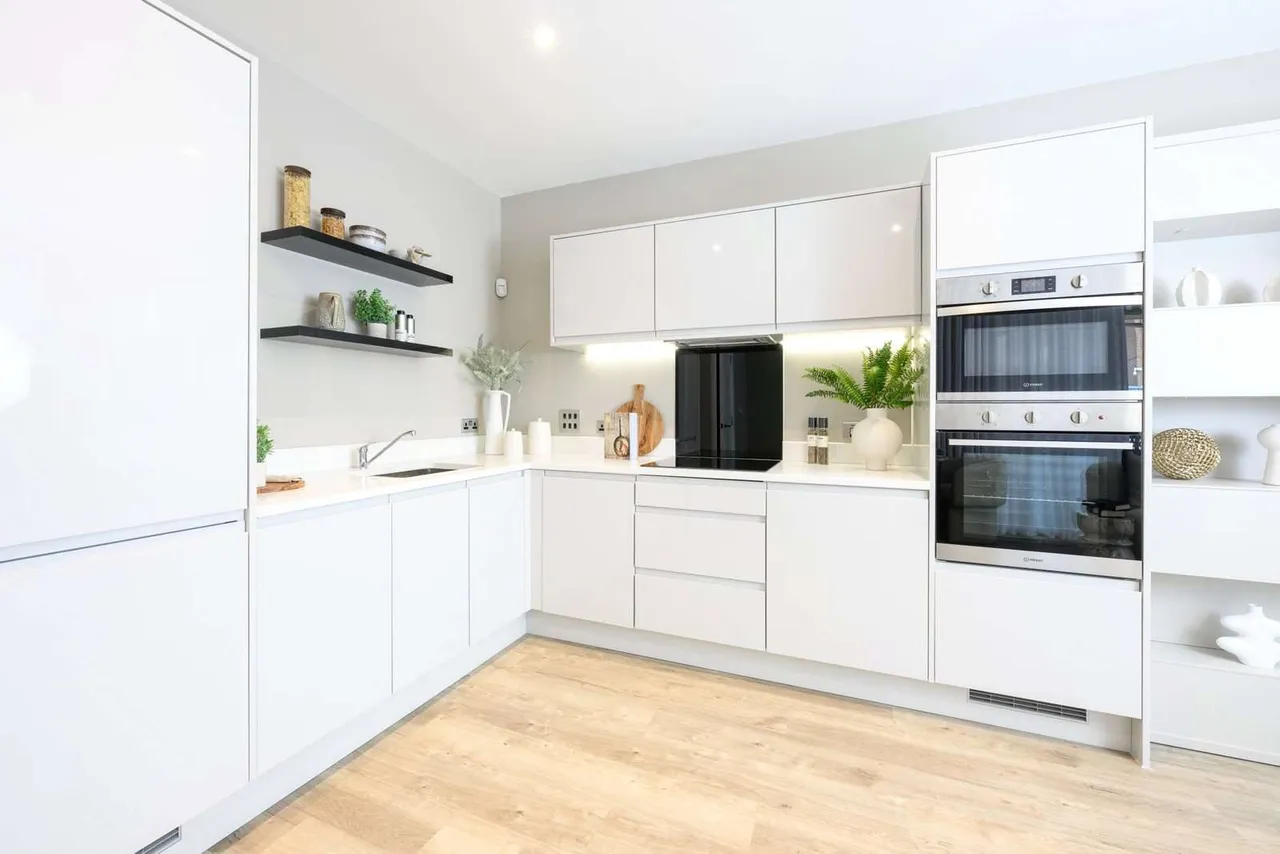High Street, Brentford, TW8, photo 19