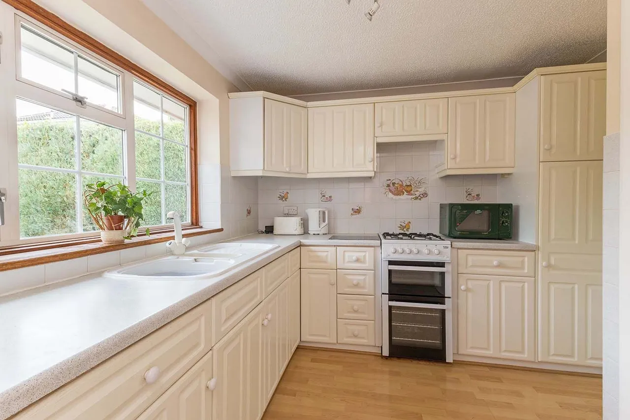Beverley Gardens, Cranbrook Drive, Maidenhead, Berkshire, photo 3