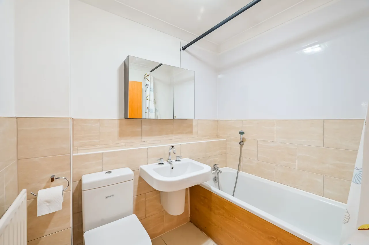 Flat 21 Compass Point, 5 Grenade Street, London, photo 6