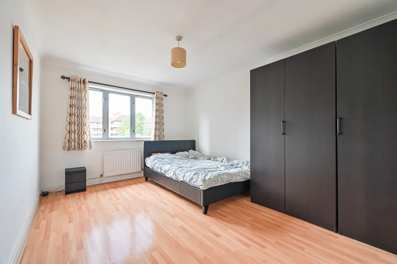 Flat 21 Compass Point, 5 Grenade Street, London, photo 2