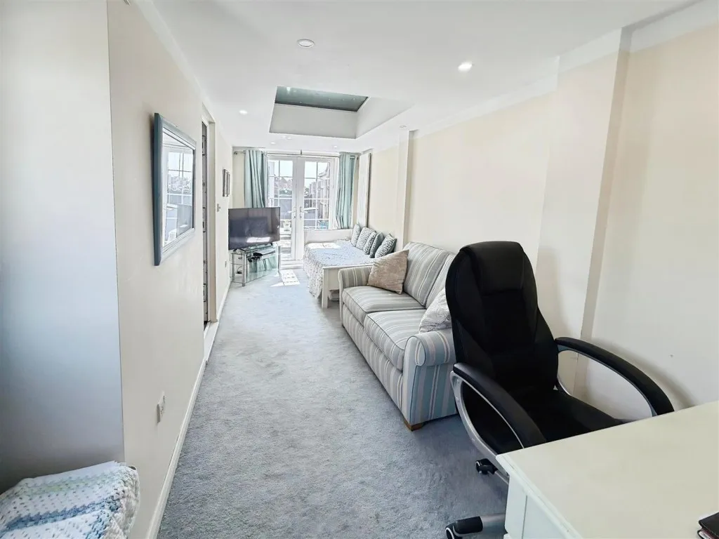 St. Catherines Road, Kettering, photo 26