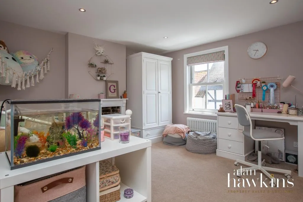 Bradenstoke, SN15, photo 13
