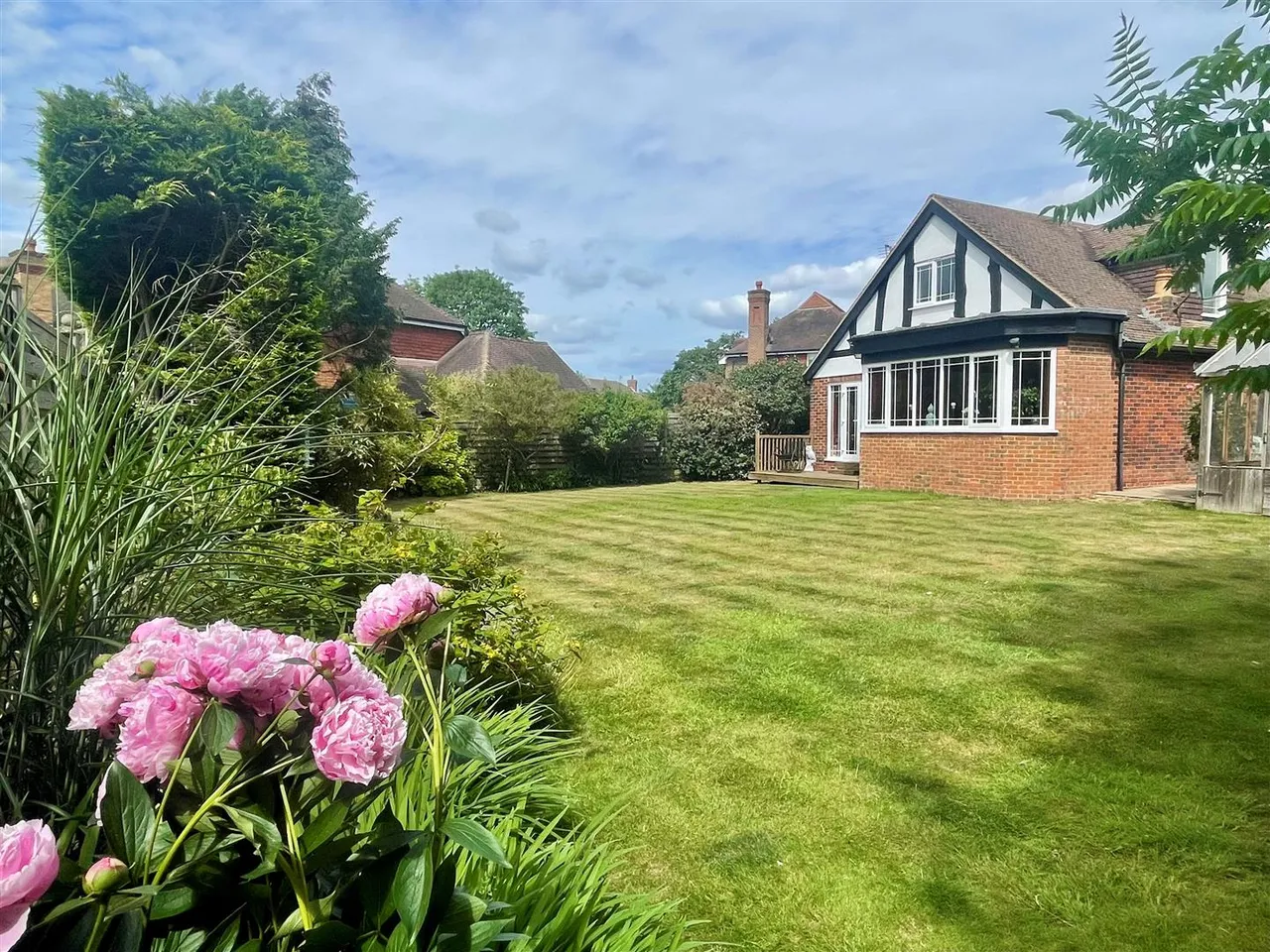 West Farm Close, Ashtead, KT21, photo 33
