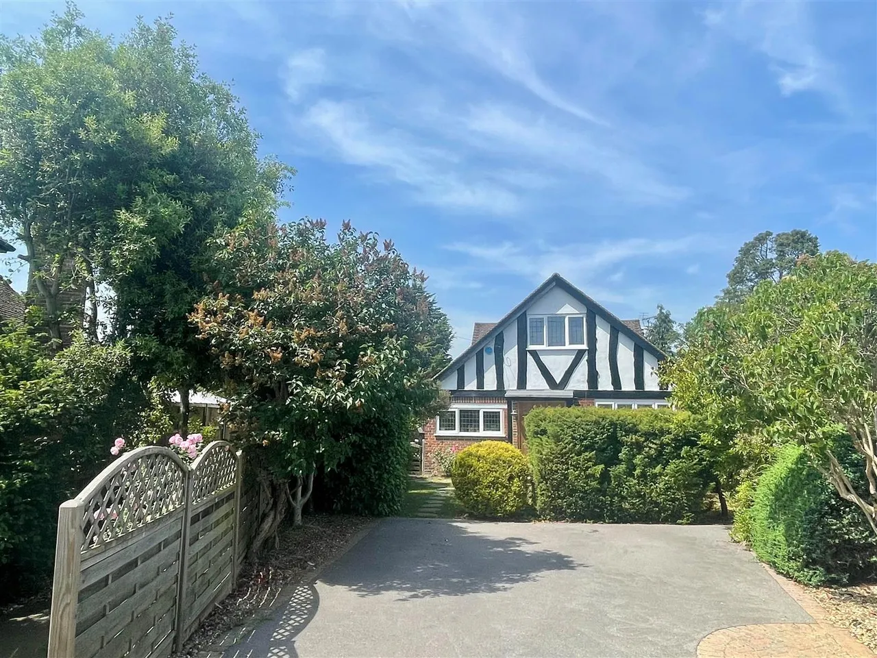 4 bed chalet for sale, West Farm Close, Ashtead, KT21