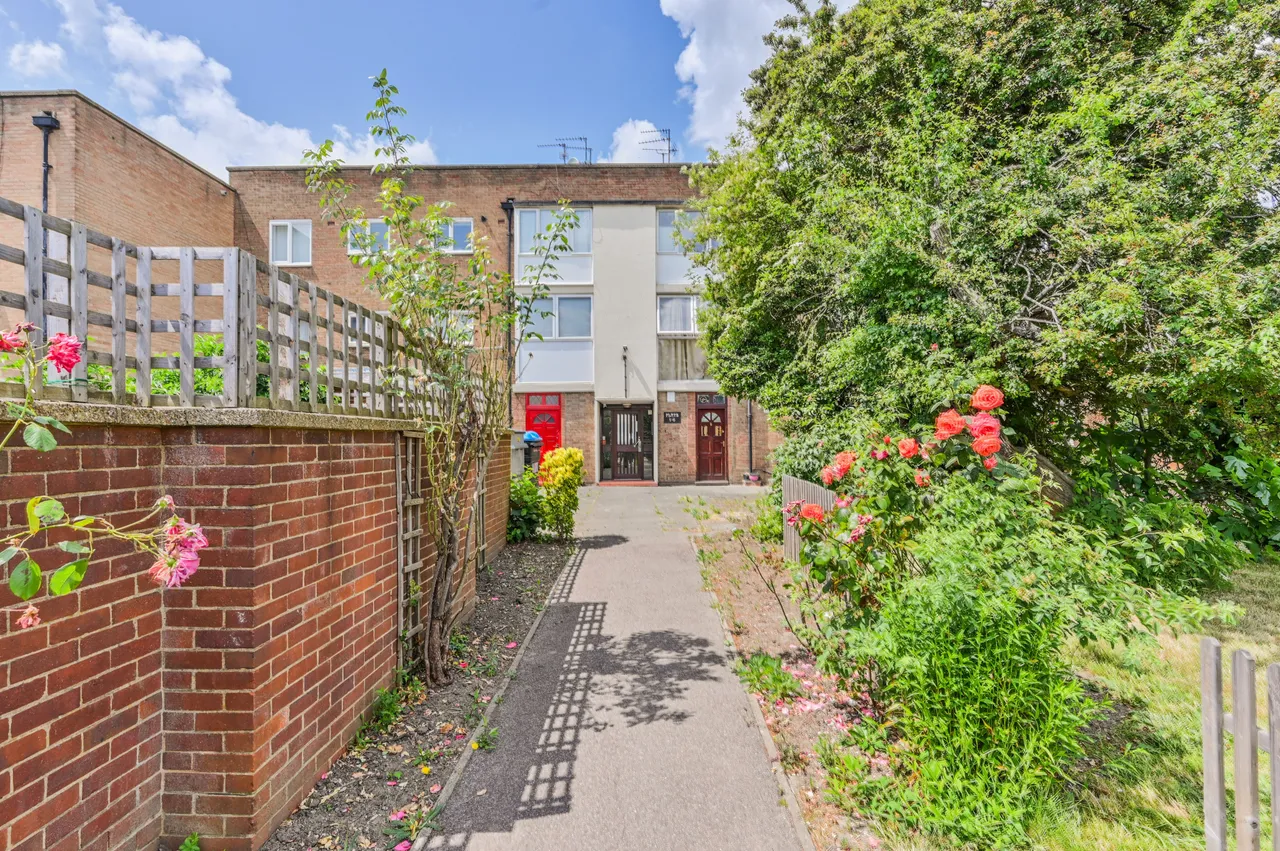 2 bed flat to rent — Flat 2, Empire House, Great Cambridge Road, London