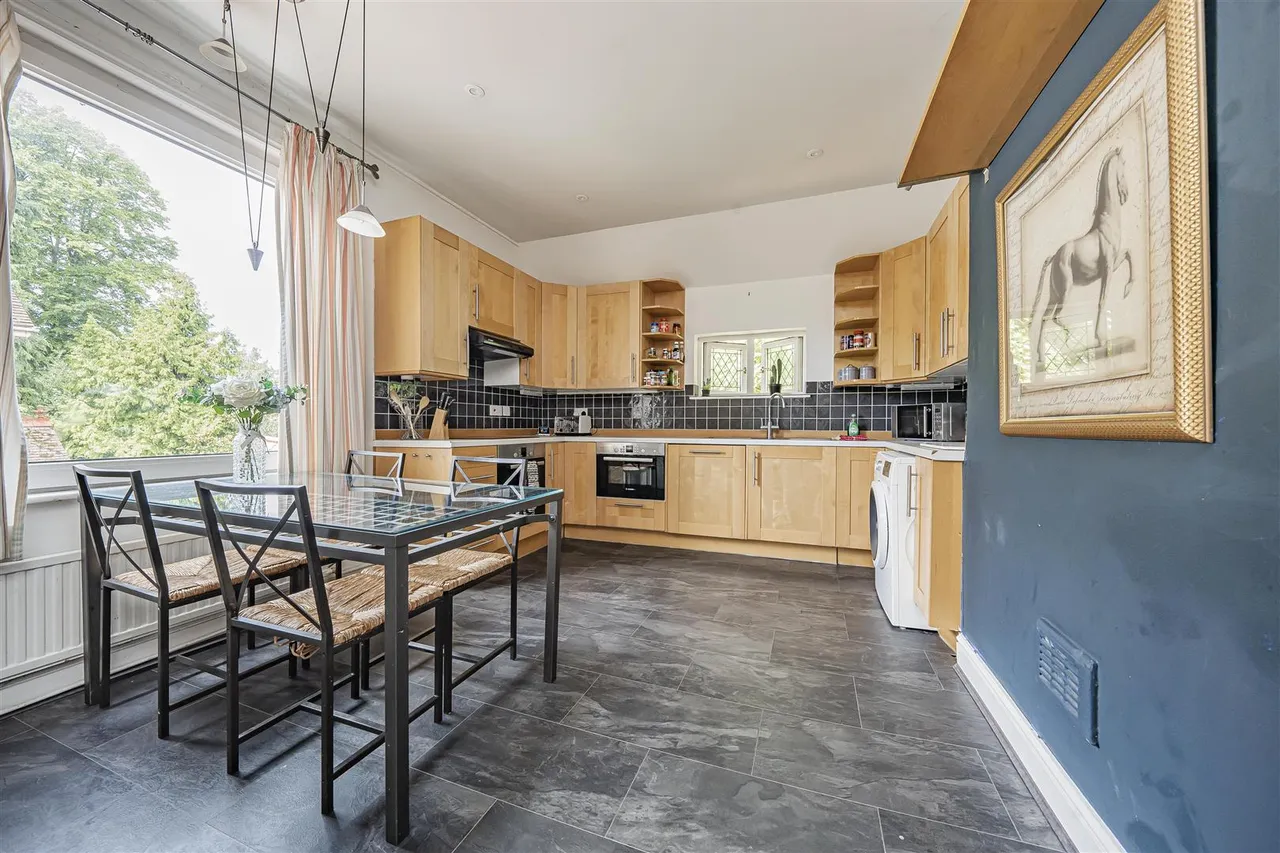 Ray Park Road, Maidenhead, Buckinghamshire, SL6 8QU, photo 2