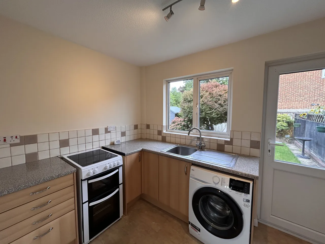 Pound Hill, RH10, photo 3